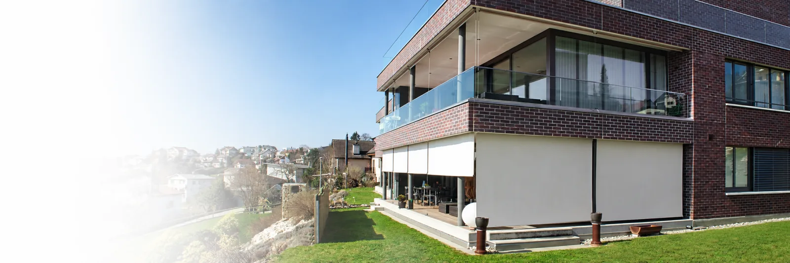 Moderne Terrasse mit Sonnenschutz