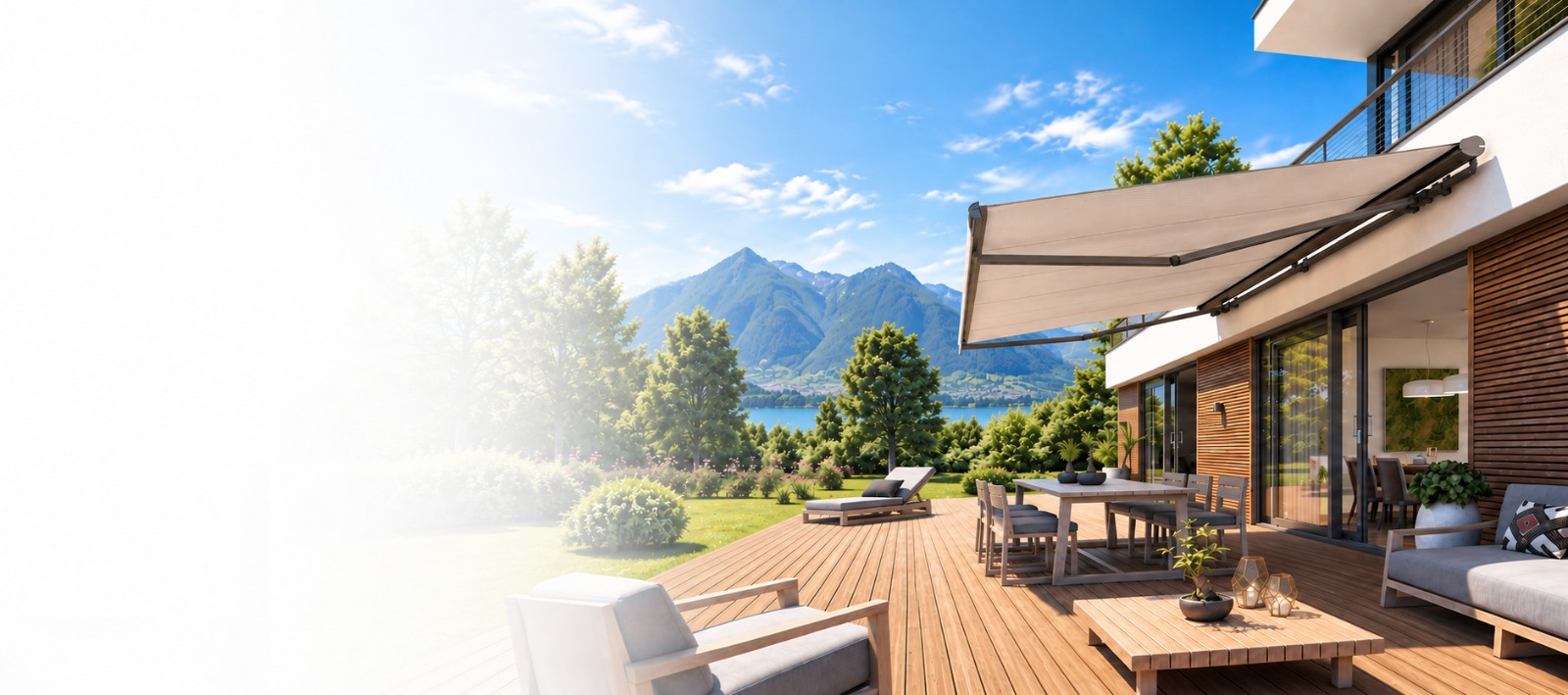 Moderne Terrasse mit ausgefahrener Markise und Bergpanorama