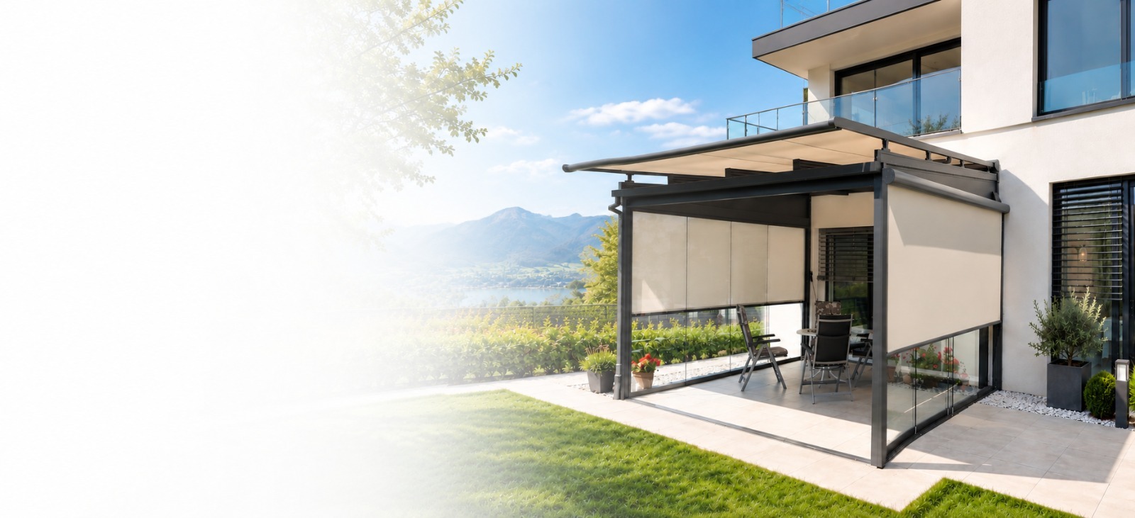 Moderne Pergola-Markise an einer Terrasse