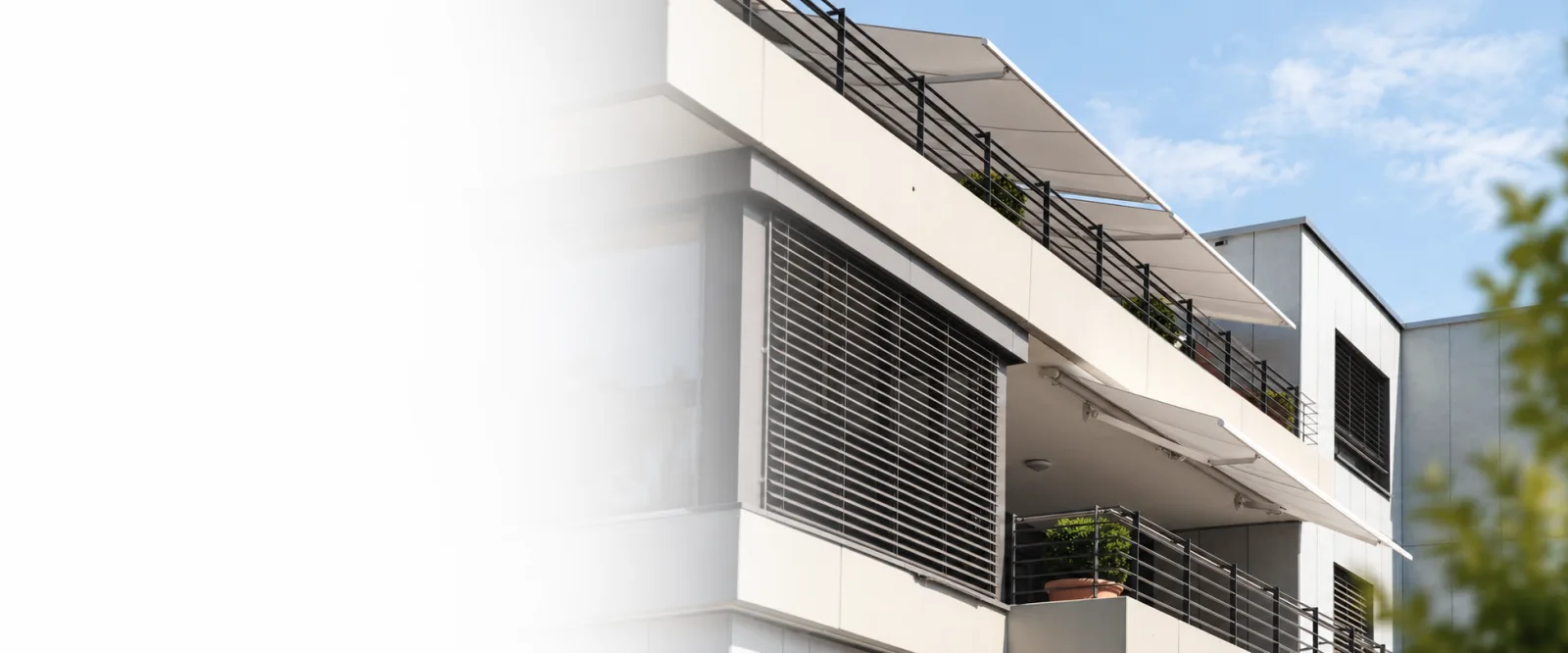 Moderne Architektur mit Lamellenstoren und Markisen