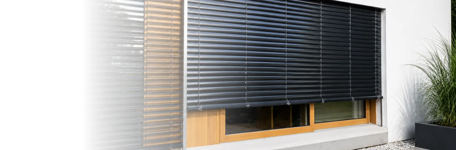 Sonnenschutzanlage an moderner Architektur